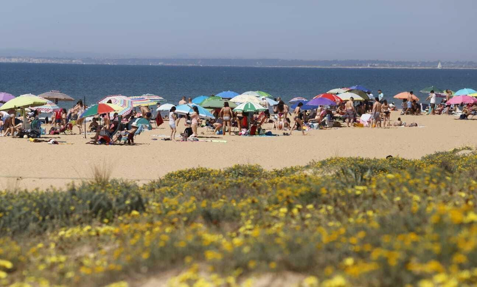 El sol llena las playas de Huelva
