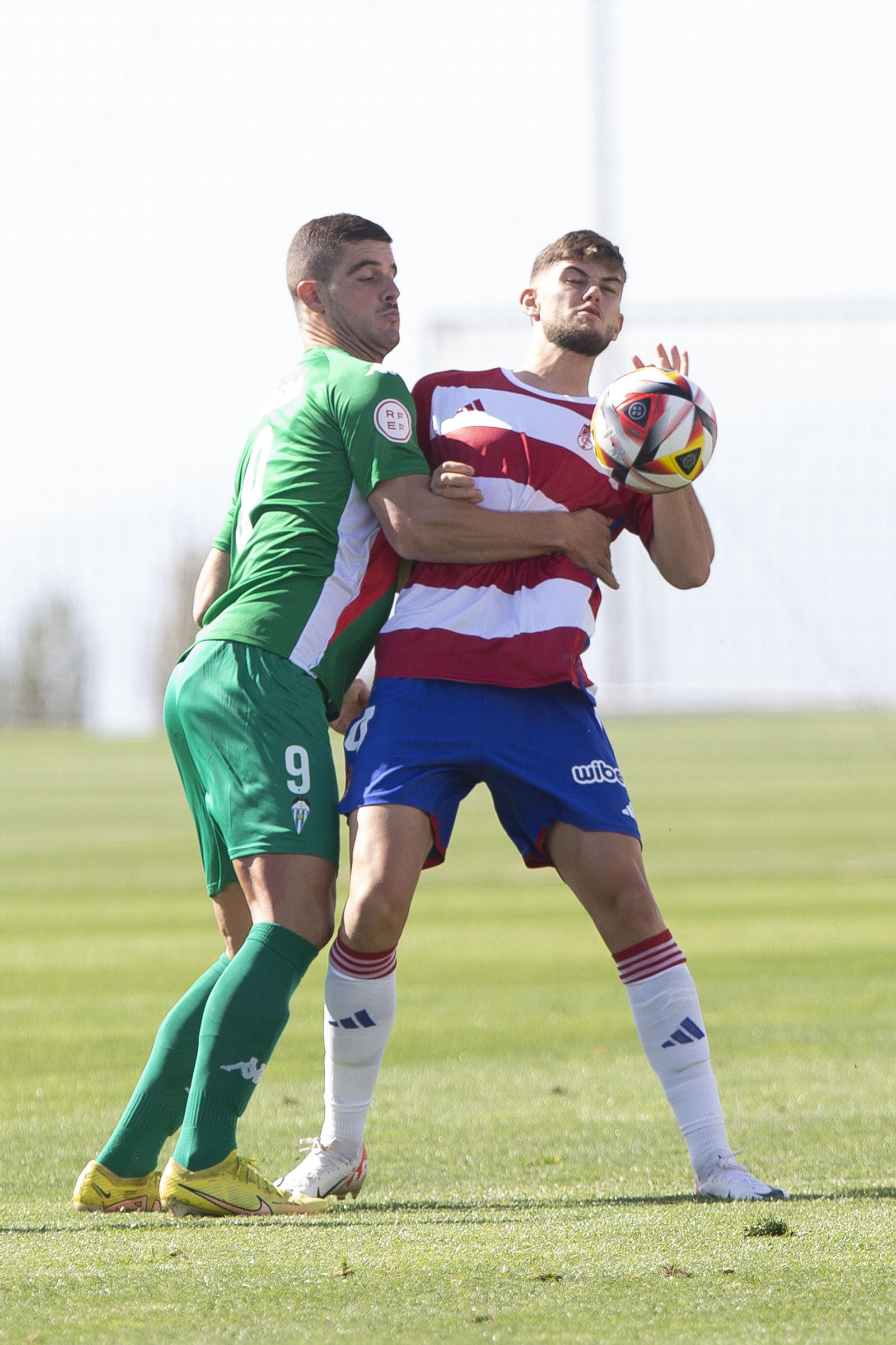 Las imágenes del encuentro entre el Recreativo Granada y el CD Alcoyano