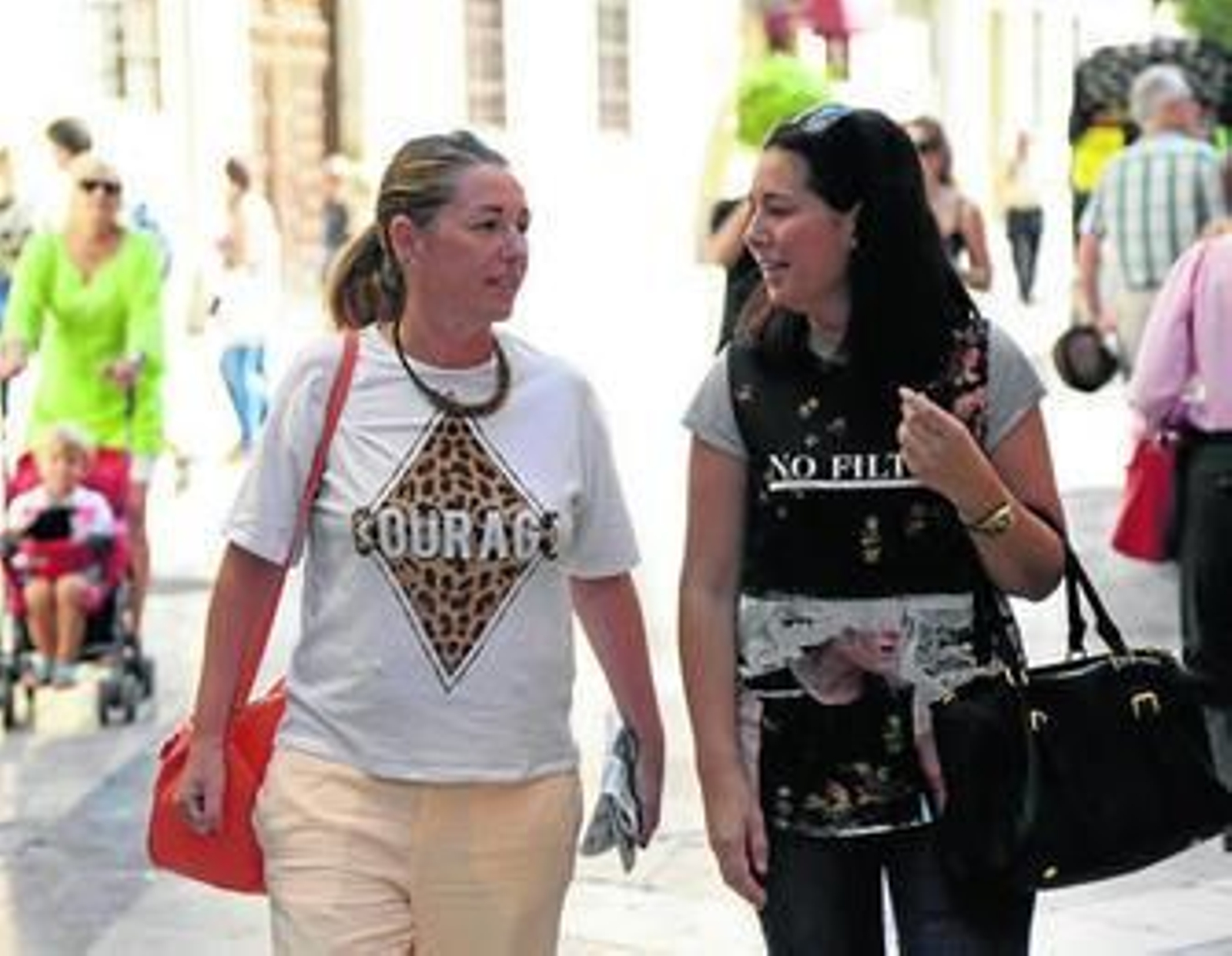 Sandra Gil y Marta Sánchez García charlan sobre su situación por las calles del centro de Málaga.