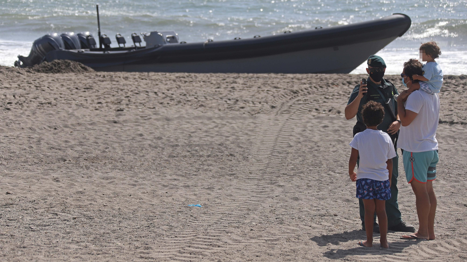 Operativo contra el narcotráfico en la playa de Sotogrande