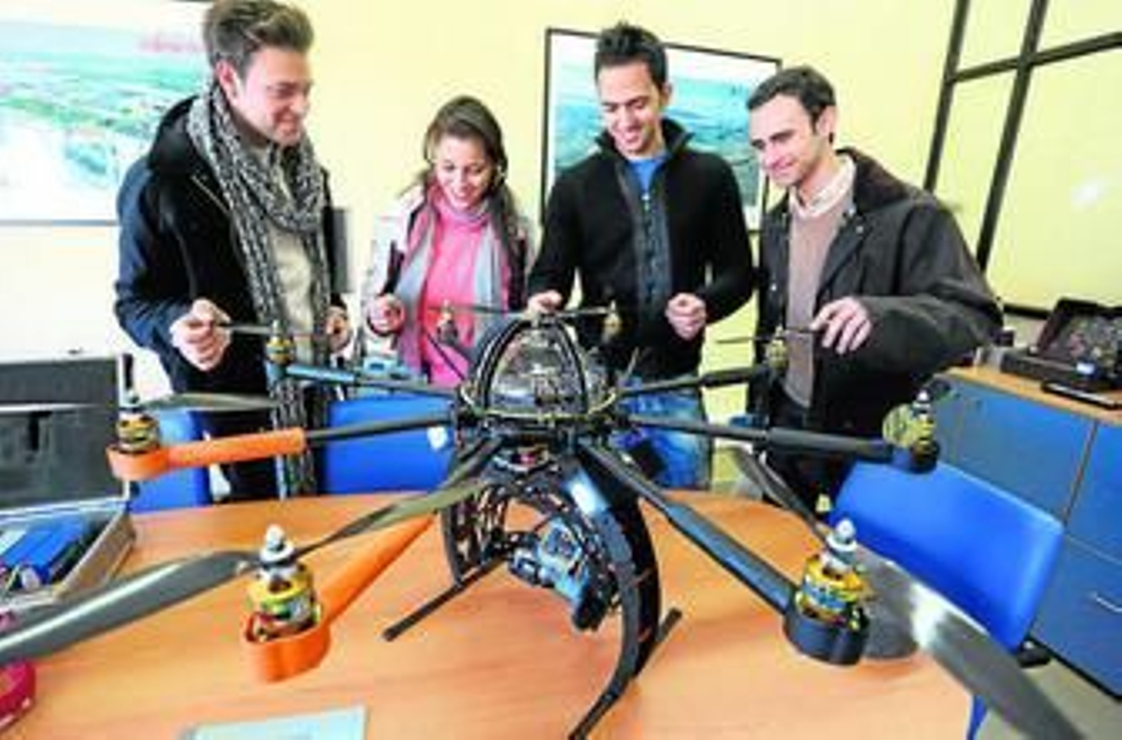 Un grupo de jóvenes pudieron ver ayer el prototipo de la empresa ATyges.