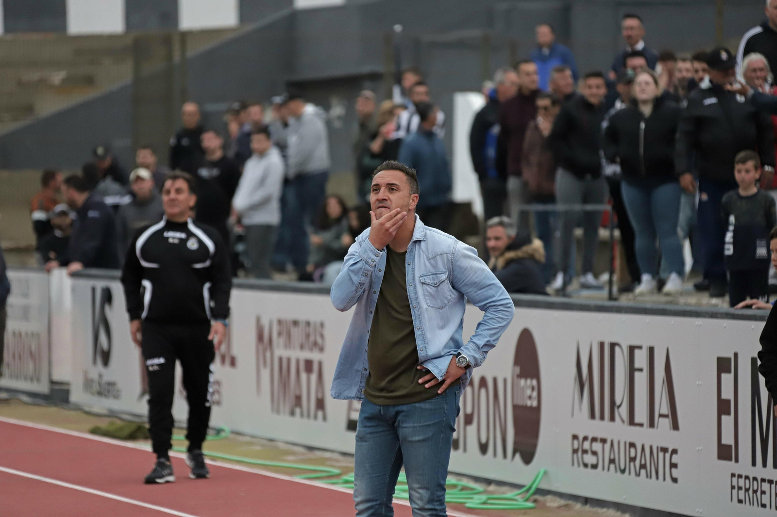 Jordi Roger gesticula con preocupación durante el duelo ante el Talavera.
