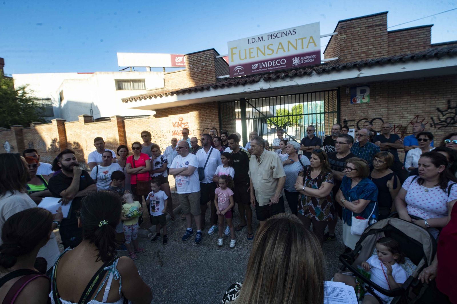 Concentración de usuarios a mediados del pasado mes de junio en la piscina de la Fuensanta.