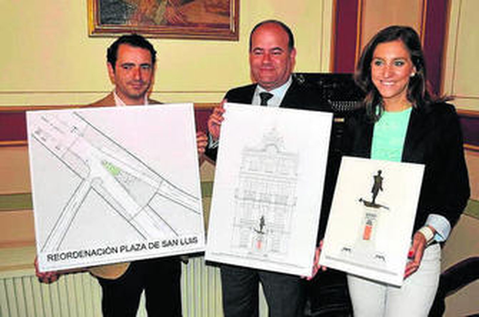 El alcalde y los ediles de Urbanismo y Patrimonio, ayer, con los planos.