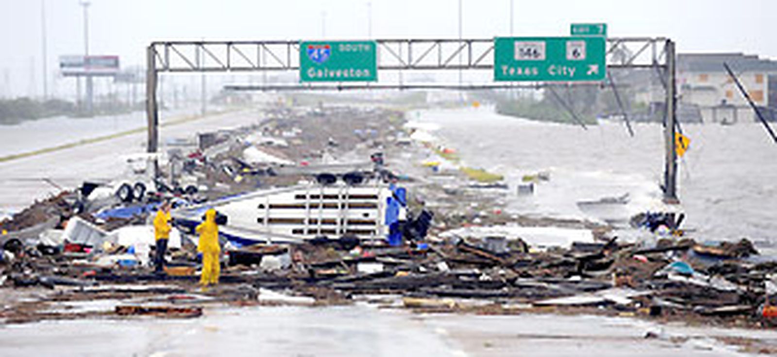 'Ike' se degrada a tormenta tropical pero aún amenaza con lluvias y tornados