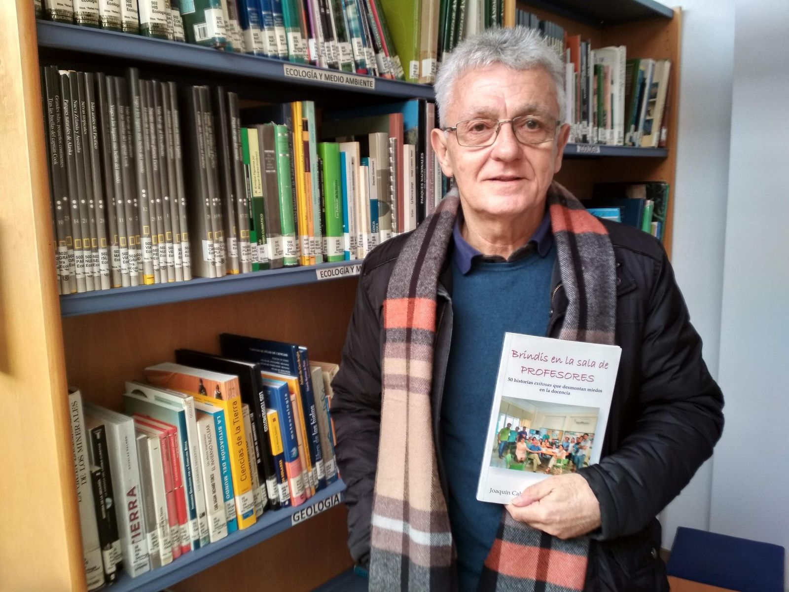 El docente jubilado Joaquín Cabezudo, con un ejemplar de su libro ‘Brindis en la Sala de Profesores’.