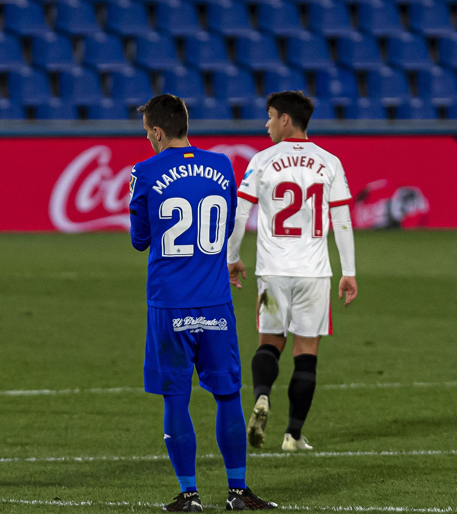 Óliver Torres junto a Maksimovic en un receso del partido.