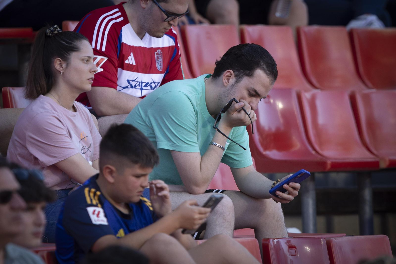 Encuéntrate en la grada de Los Cármenes en el Granada-Castellón