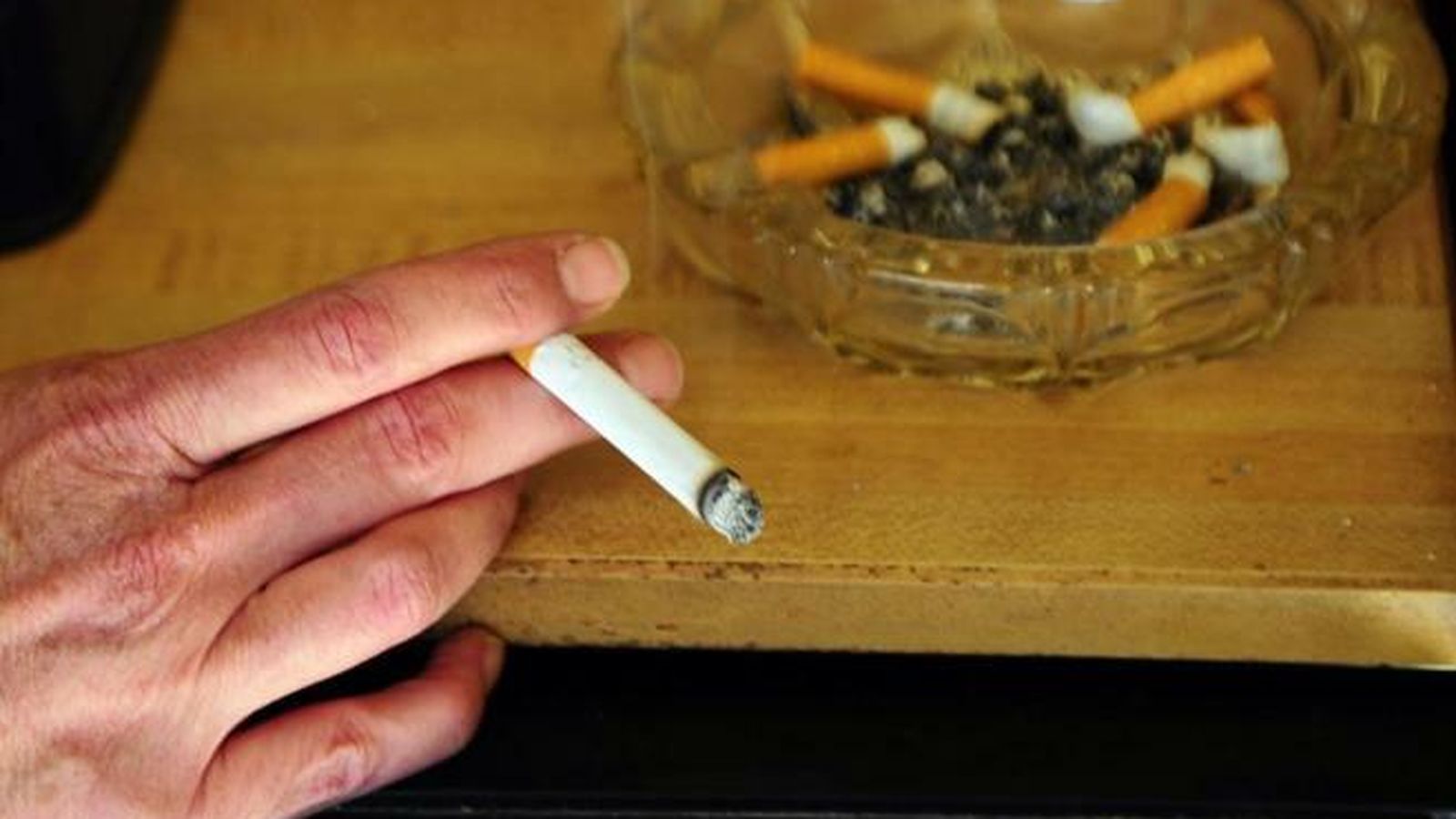 Una persona fumando.