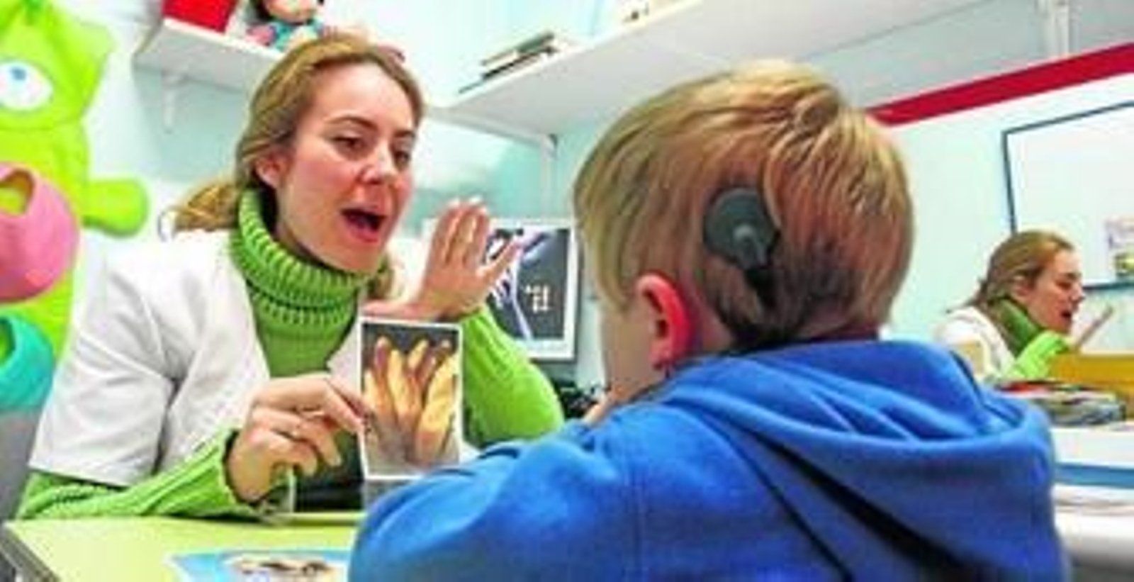 Una logopeda durante una sesión con un niño con implante coclear, en la sede de la Asociación de Padres y Amigos del Sordo.