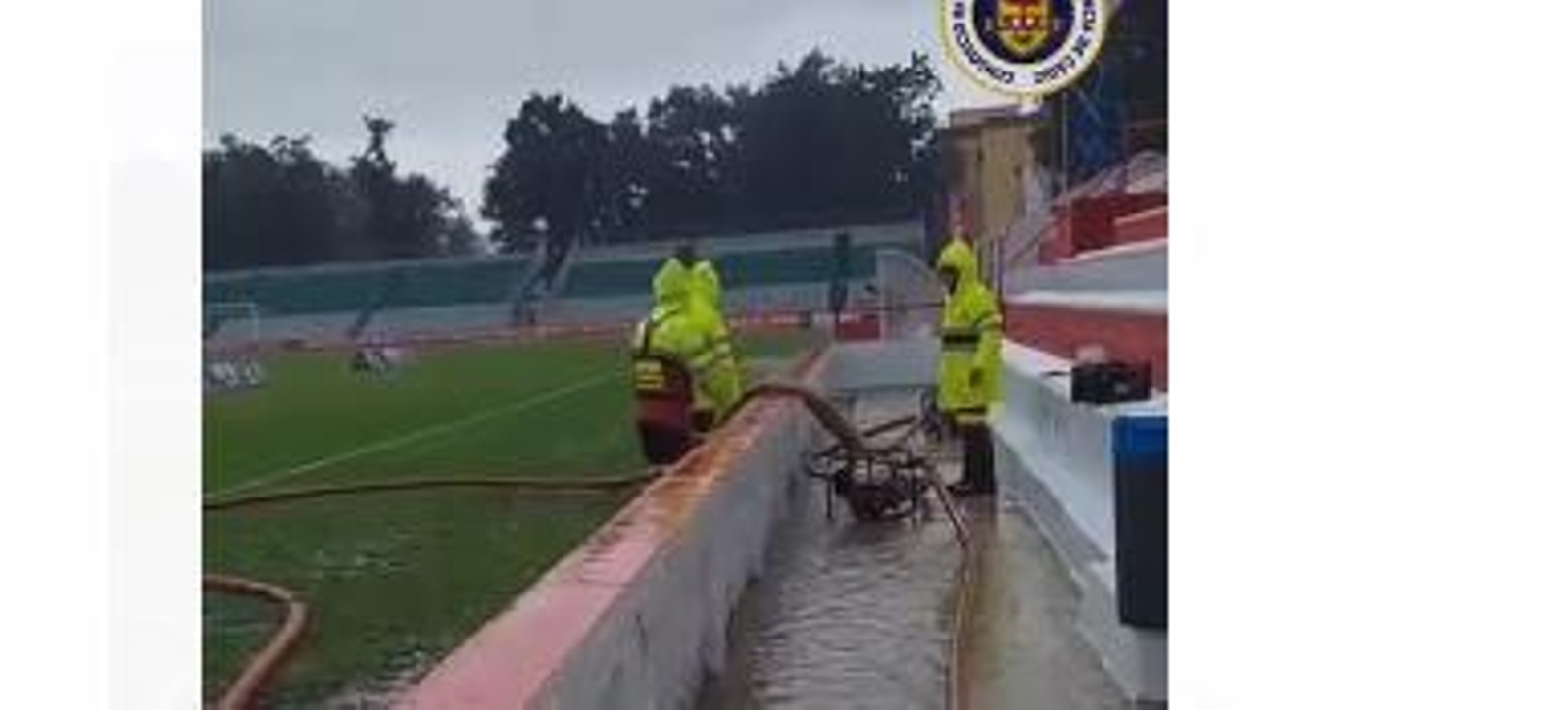 Bomberos achicando agua en el campo de fútbol de Chiclana