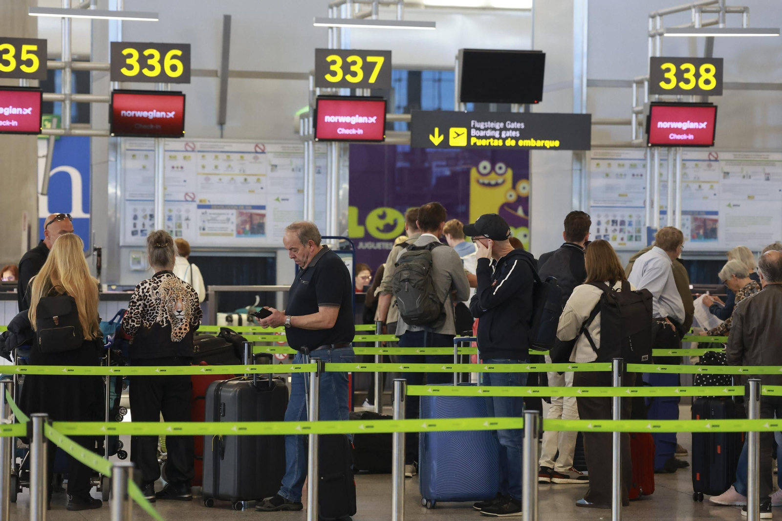 Pasajeros en el aeropuerto de Málaga-Costa del Sol.
