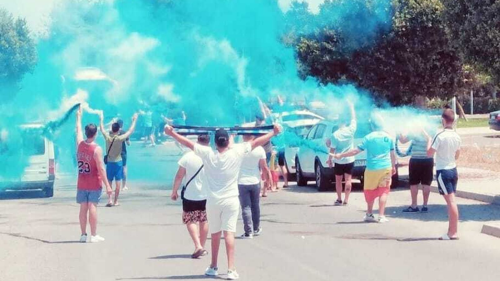 El autocar pasó por esa nube celeste.