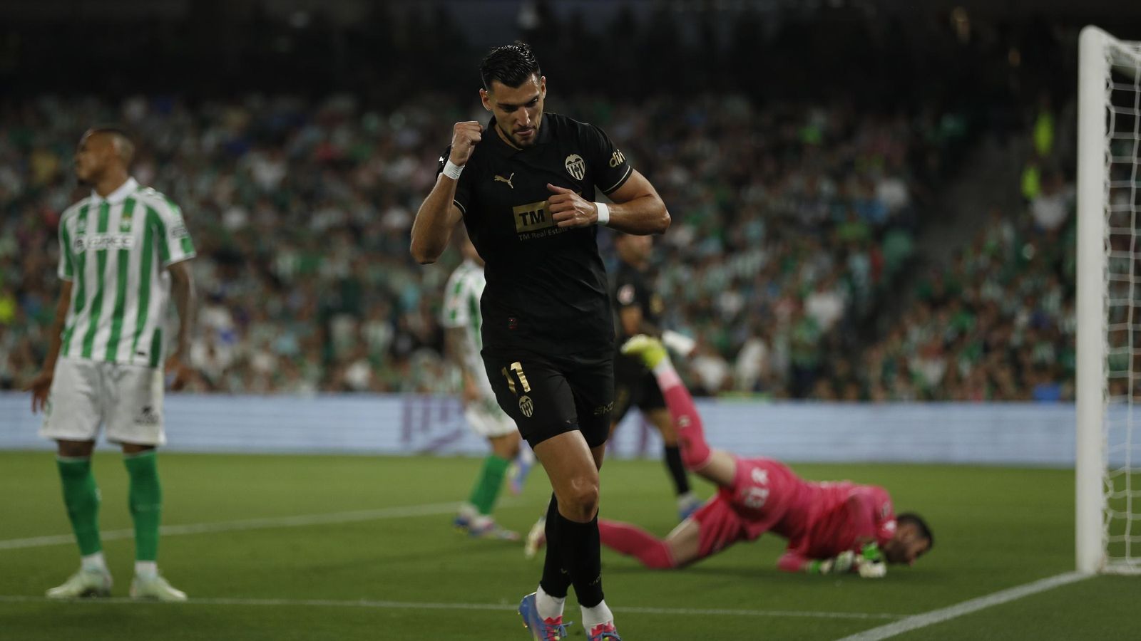 Rafa Mir celebra el 1-1.