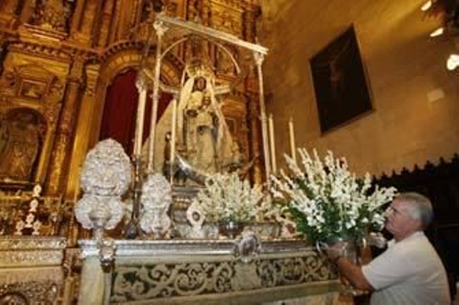 La Patrona en su paso, ayer, mientras se le colocaban los centros de nardos. /Pascual