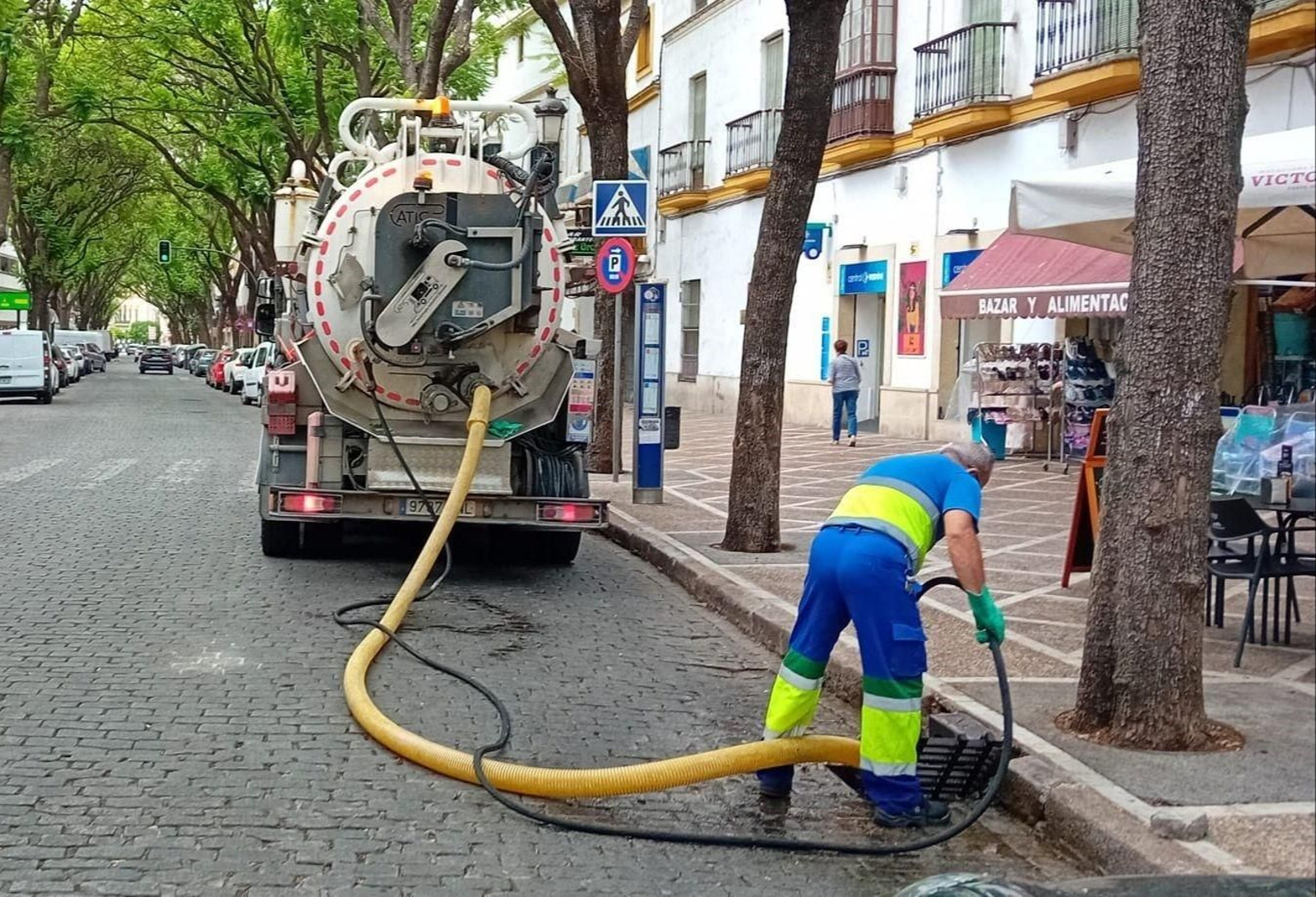 Un operario municipal limpia una alcantarilla en la calle Porvera de Jerez. Un operario municipal limpia una alcantarilla en la calle Porvera de Jerez.