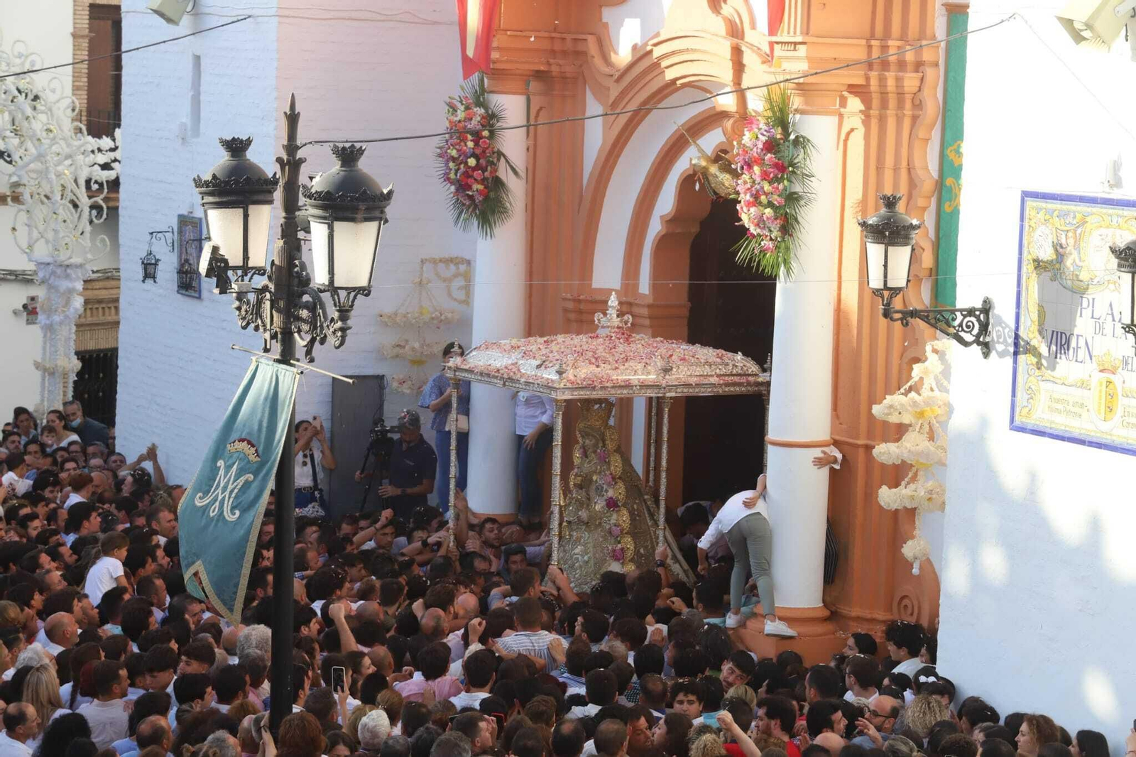 La Virgen del Rocío regresa a la iglesia tras 13 horas de procesión, en imágenes