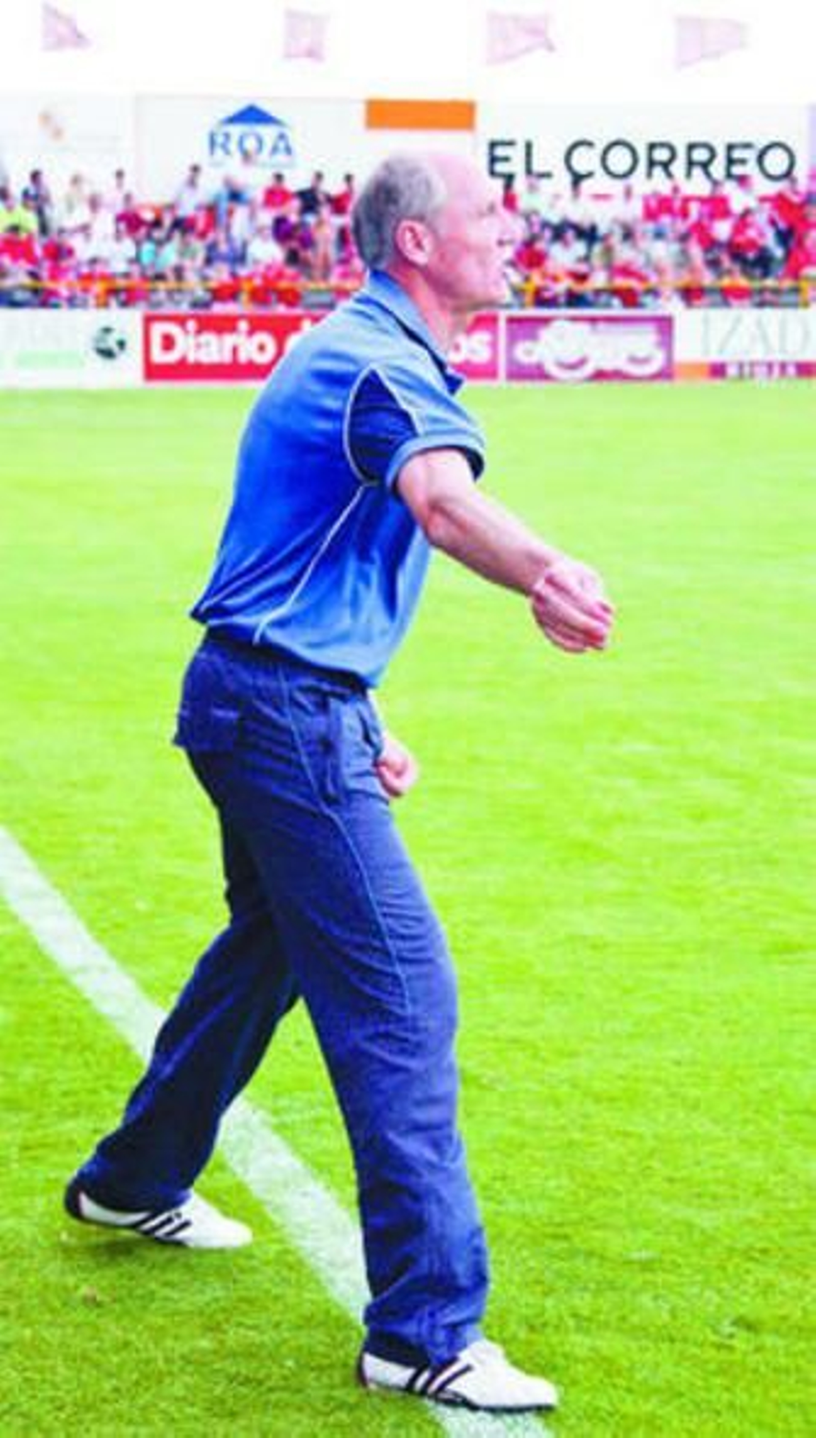 Carlos Fontana hace una indicación técnica a sus jugadores en Anduva. Carlos Fontana hace una indicación técnica a sus jugadores en Anduva.