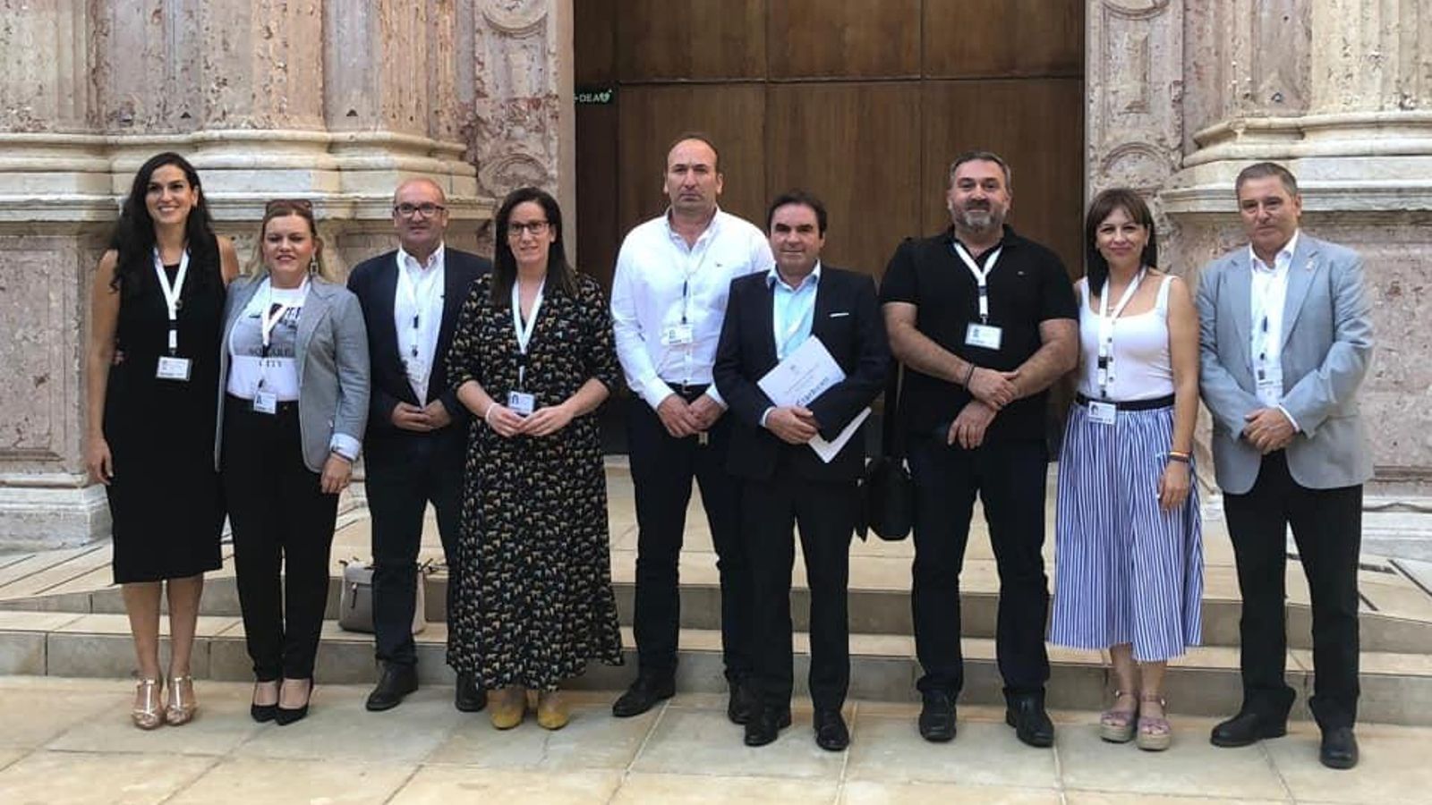 Alcaldes del eje de la A-306, a las puertas de la sede del Parlamento andaluz tras reunirse con la consejera Marifrán Carazo en 2019