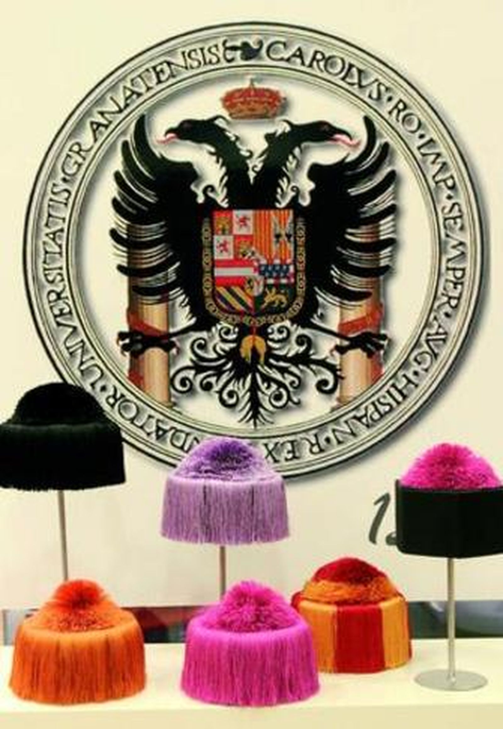 Tradición y diseño para crear birretes 'innovadores'