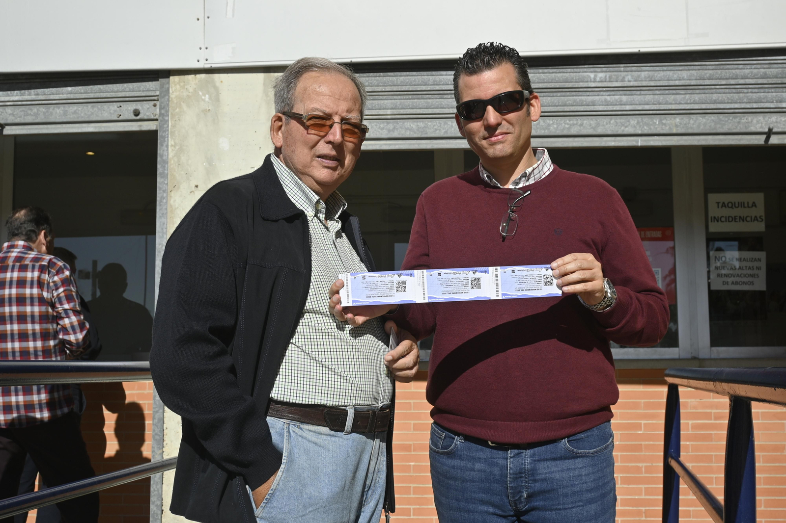 Ambiente en la venta de entradas, para el partido de Copa del Rey en el Colombino