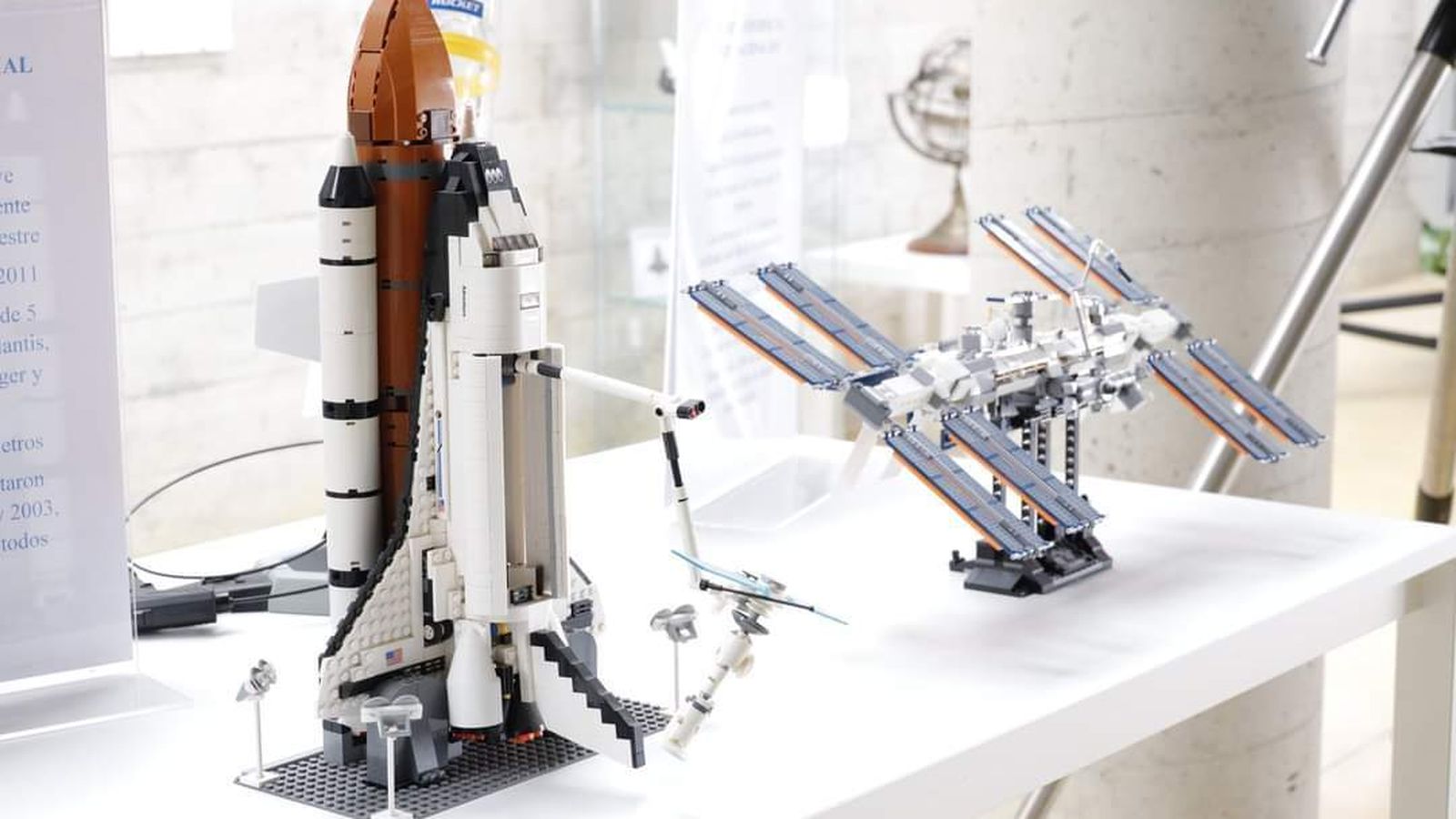 Dos maquetas espaciales expuestas en el complejo de Costa Ballena (Rota).