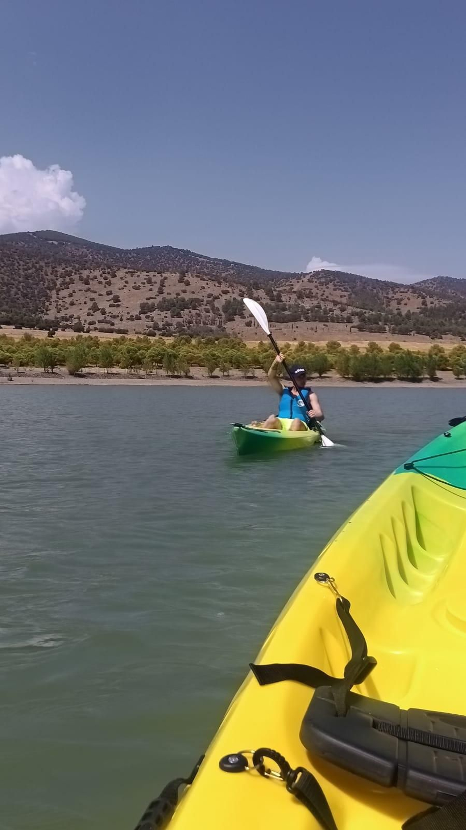 Jóvenes de Guadix disfrutan de una experiencia única de piragüismo y paintball: las imágenes