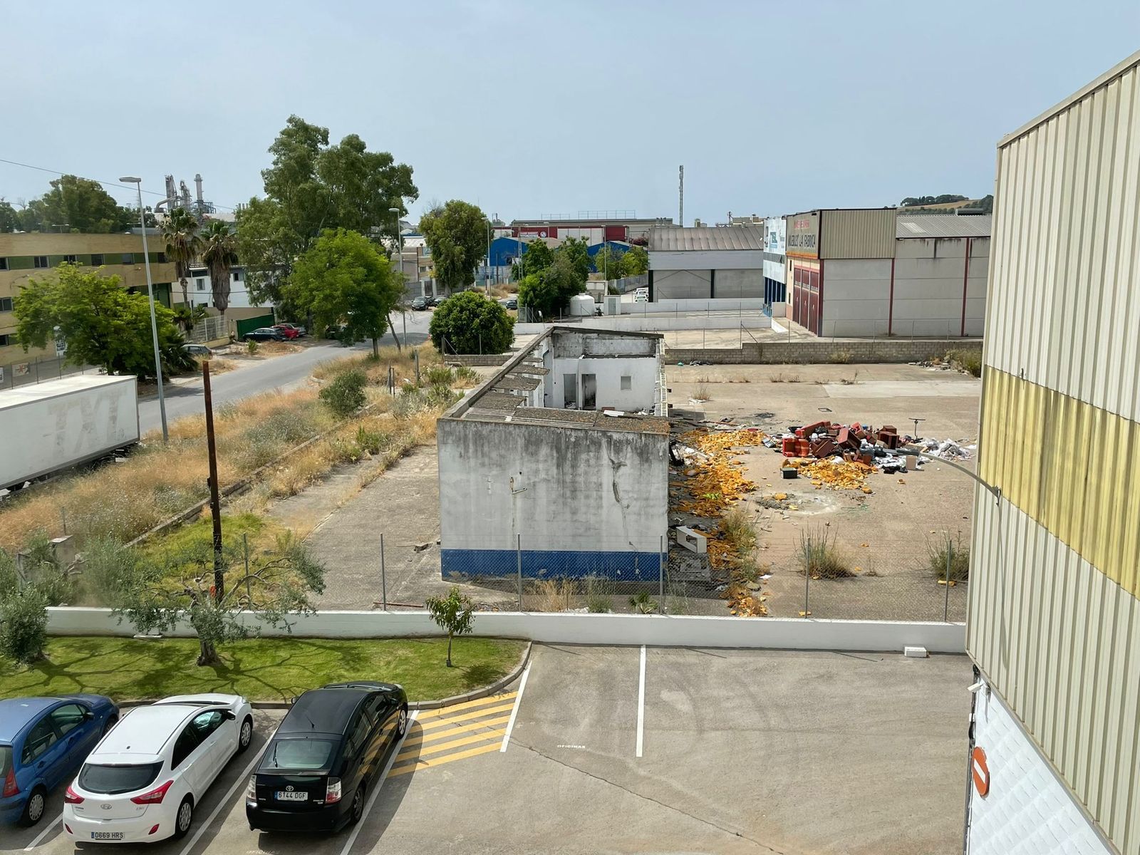 Quejas por la acumulación de basuras en el Polígono Industrial El Portal