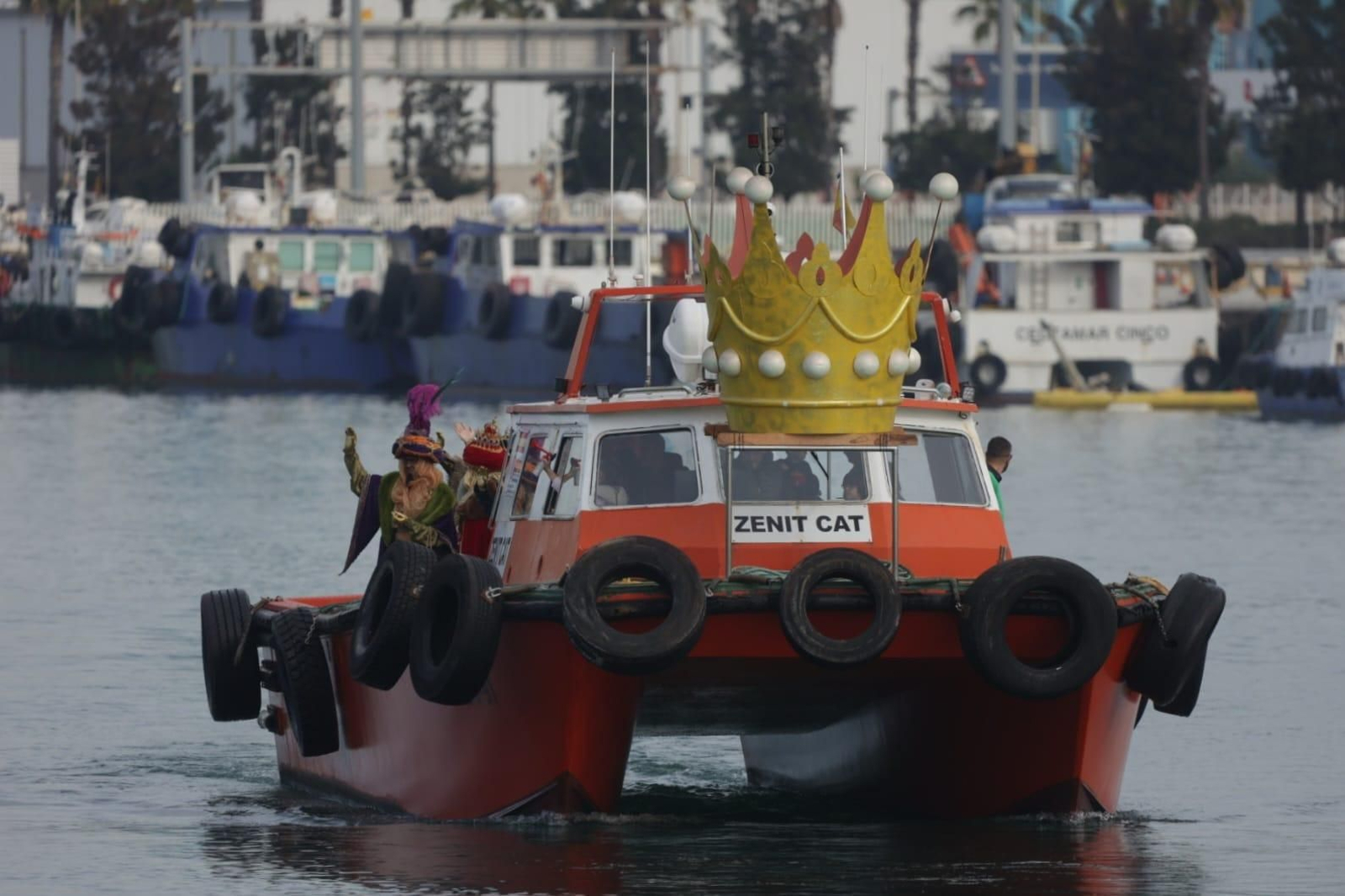 Llegada en barco al Puerto de Algeciras de los Reyes Magos de Oriente tras una larga travesía.