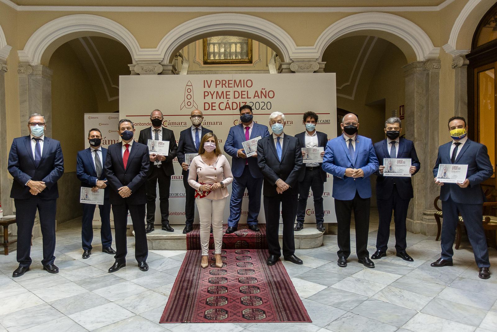 Foto de familia de los premiados junto a representantes de las Cámaras y la presidenta de Diputación.