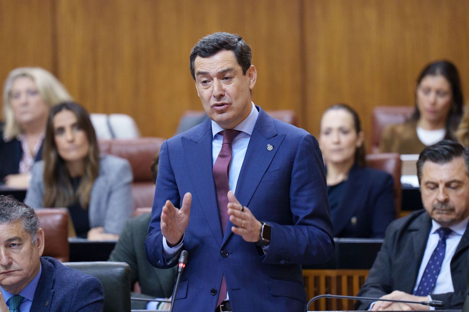Juanma Moreno en la sesión de control en el Paramento andaluz.