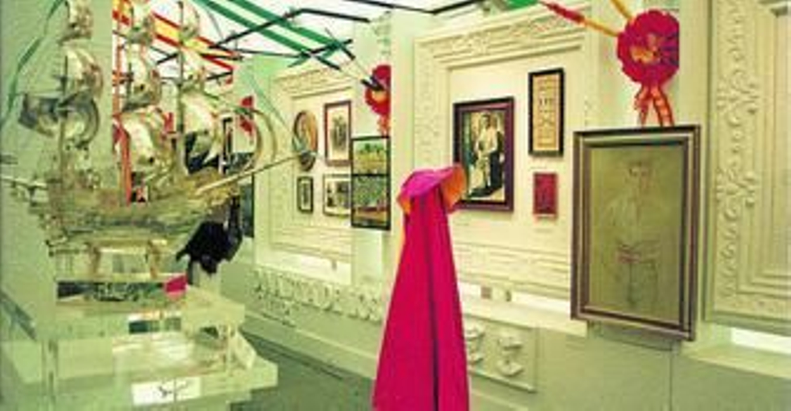 1. Fachada de entrada al museo reproduciendo la de la plaza de toros de La Merced. 2. La muestra tuvo una amplia representación de cartelería taurina alusiva a personajes onubenses. 3. Panorámica general de uno de los pasillos del museo. 4. Rincón dedicado a la saga de los Chamaco.  5. Cabezas de toro con el hierro de Concha y Sierra. 6. Una maqueta de la plaza de toros de La Merced. 7. Objetos de la dinastia Litri en el sitio destinado a ellos. 8. Entrada al museo. 9. Espacios destinados a los ganaderos. 10. Primer plano de la carabela de plata del trofeo Navegante.