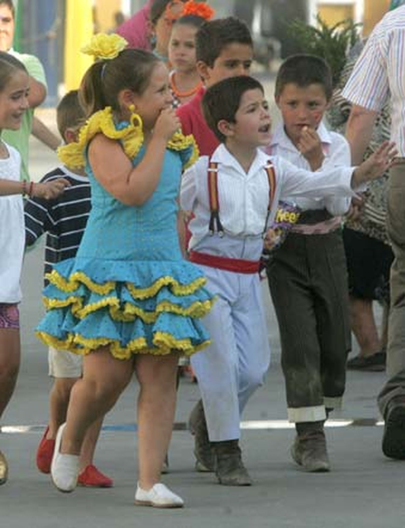 Un grupo de niños pasea por el recinto ferial.

Foto: Jose Maria Quiñones