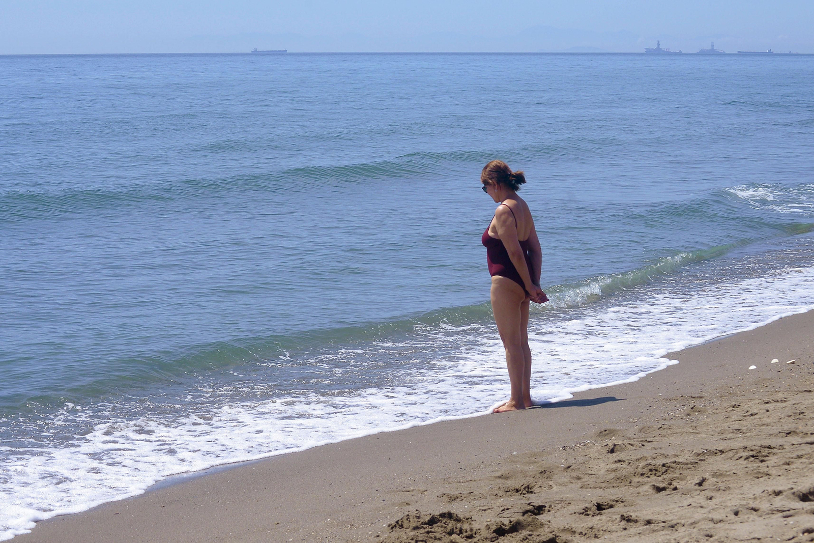 Una mujer mira el mar el sábado en Sotogrande.