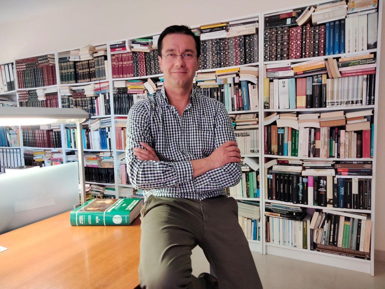 Raúl Pomares es profesor de Secundaria.