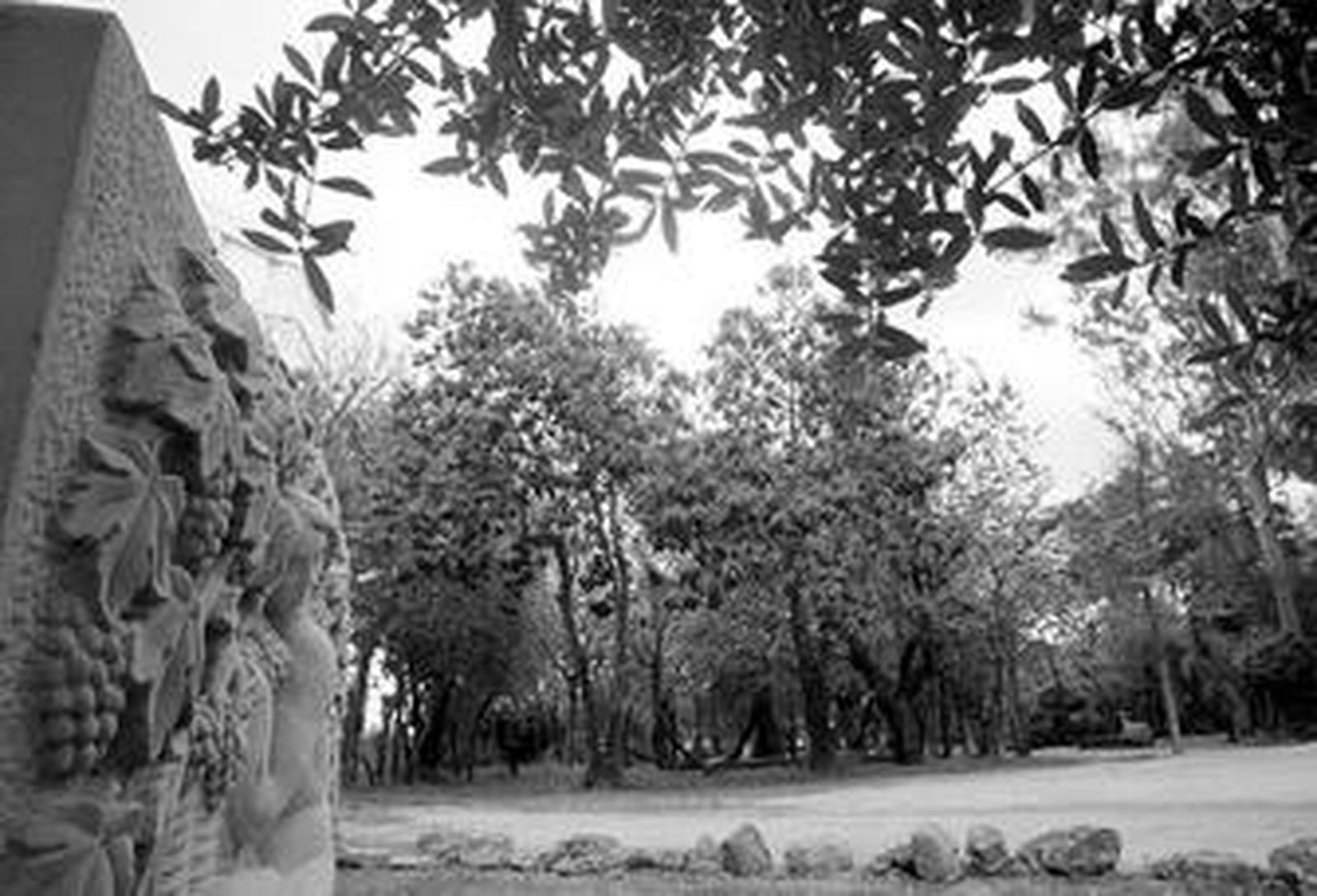 'La piedra de Belmonte' (arriba a la izquierda), 'La ninfa de la vendimia' (justo debajo), el busto de Ventura Morón (también arriba) y el relieve de La Caridad.