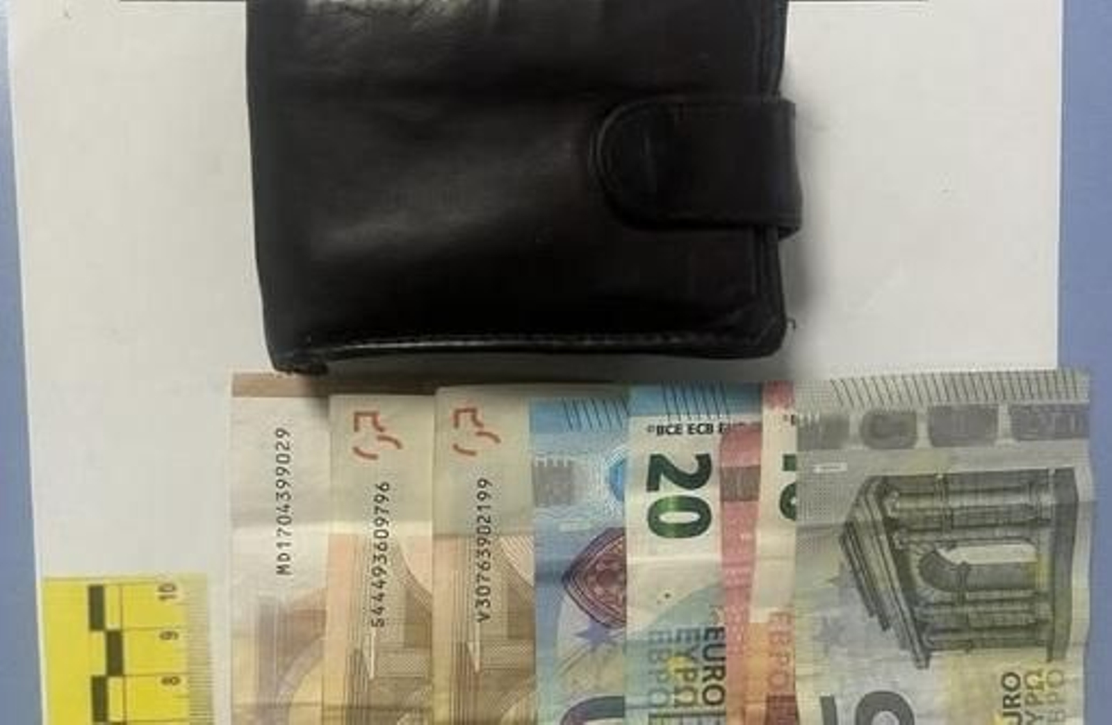 Cartera entregada en Maracena con 218 euros.