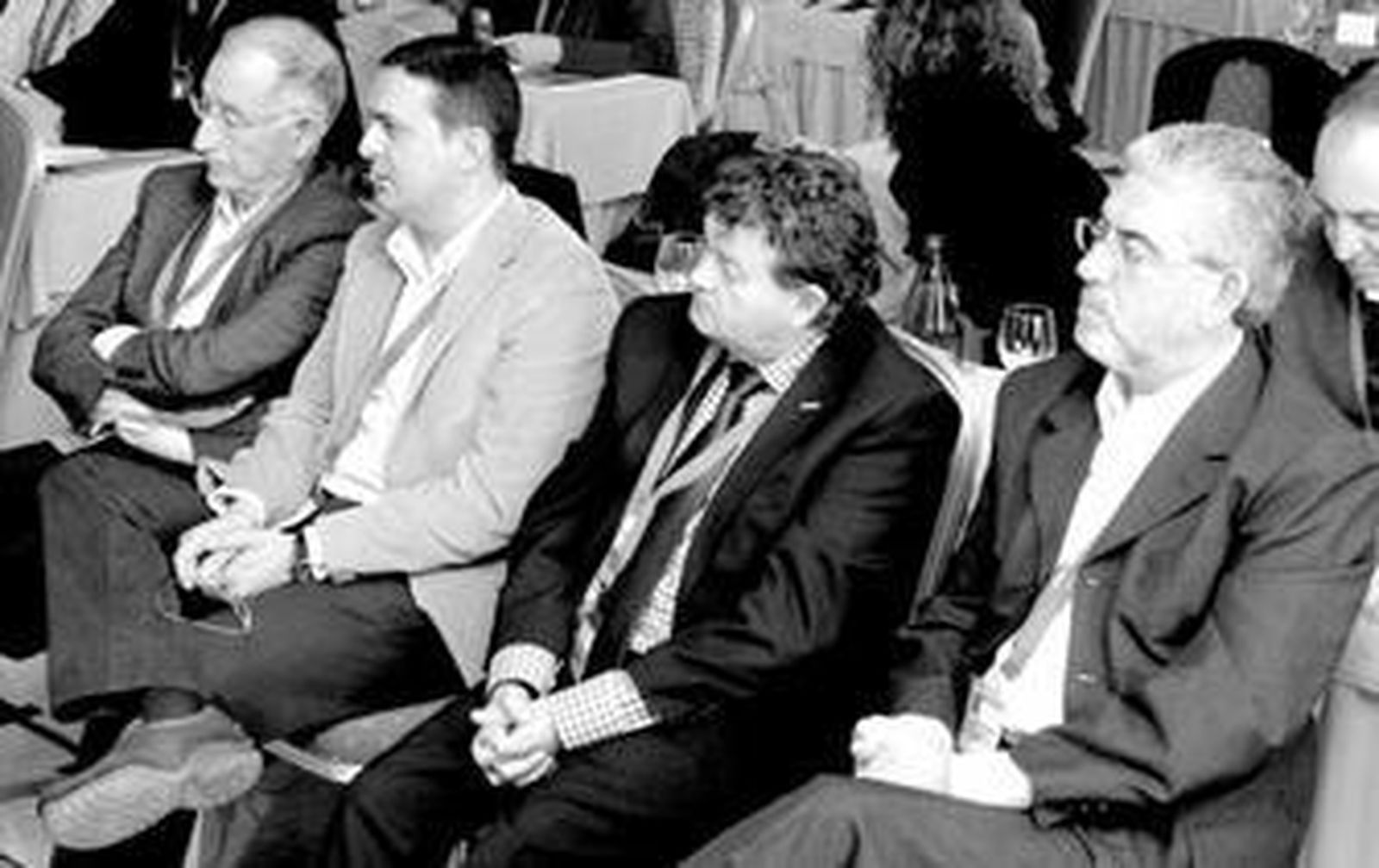 Gabriel Amat y Javier Aureliano del Partido Popular junto al secretario general de CCOO, Juan Pallarés, y su homólogo en UGT, José Ginel.