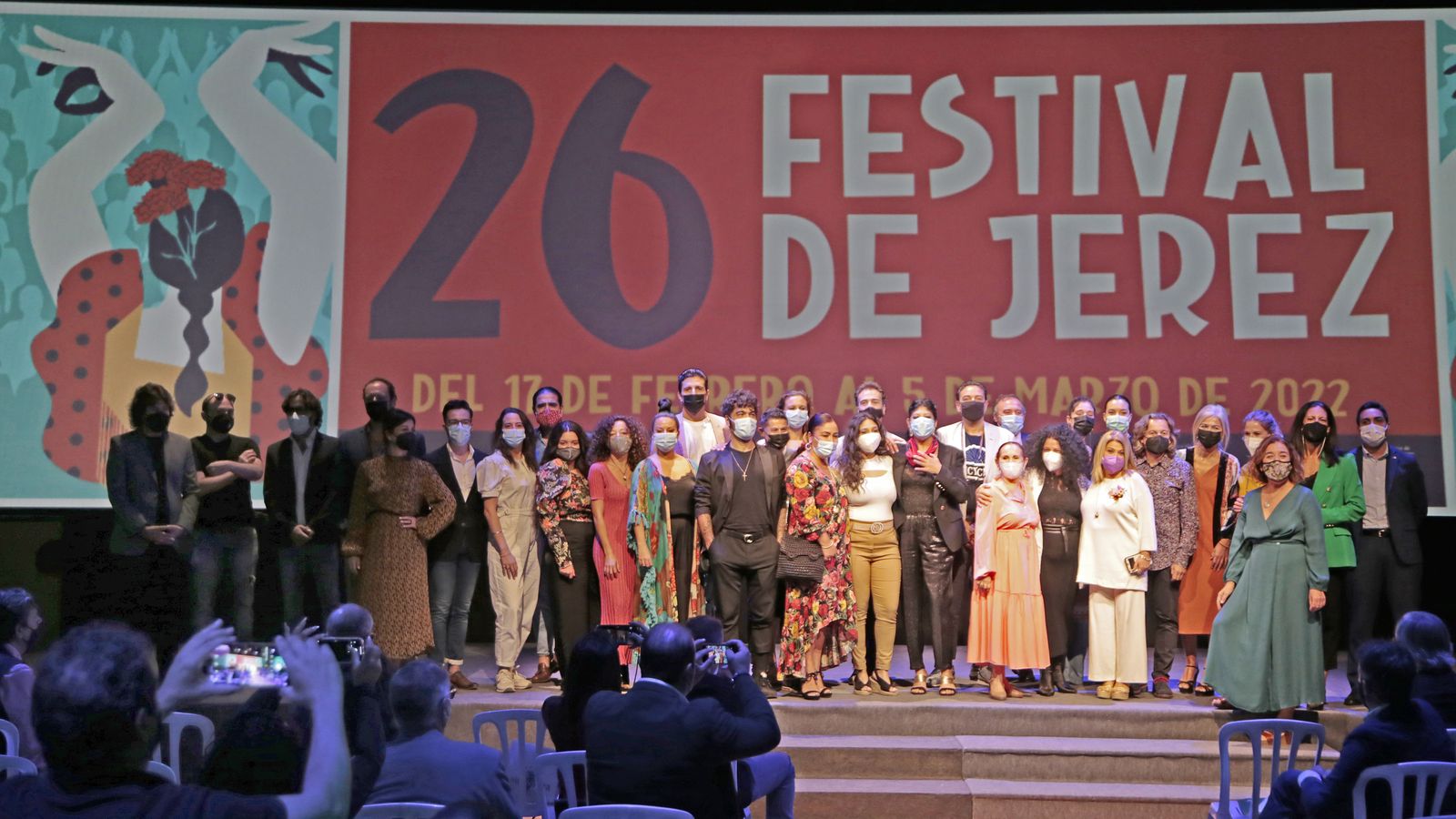 Artistas y políticos, posando tras la presentación.