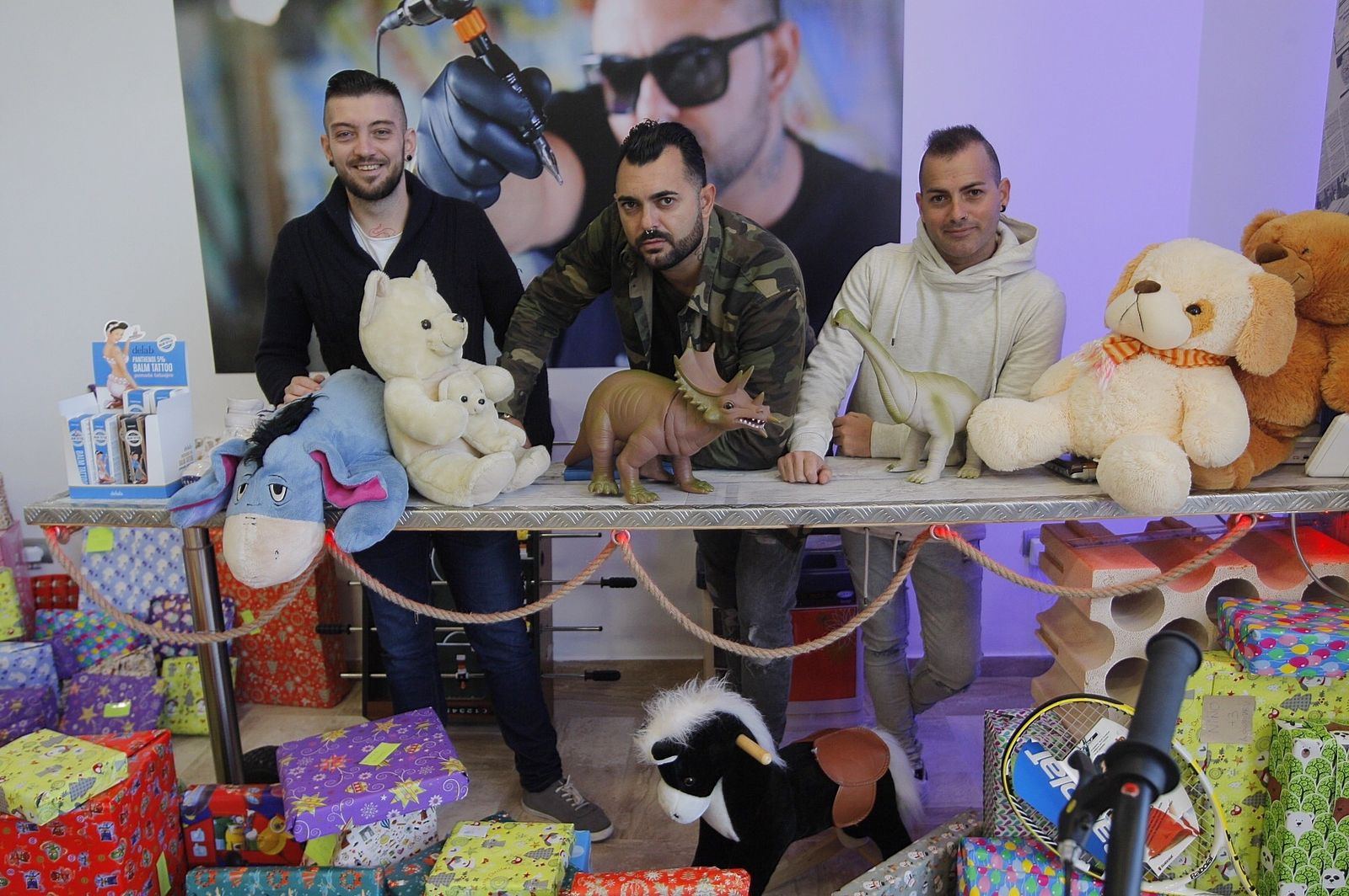 Los tatuadores Rubén Reyes y Jonatan Cadenas (Bala Negra) e Isaac Ariza, en el estudio Bala Negra.