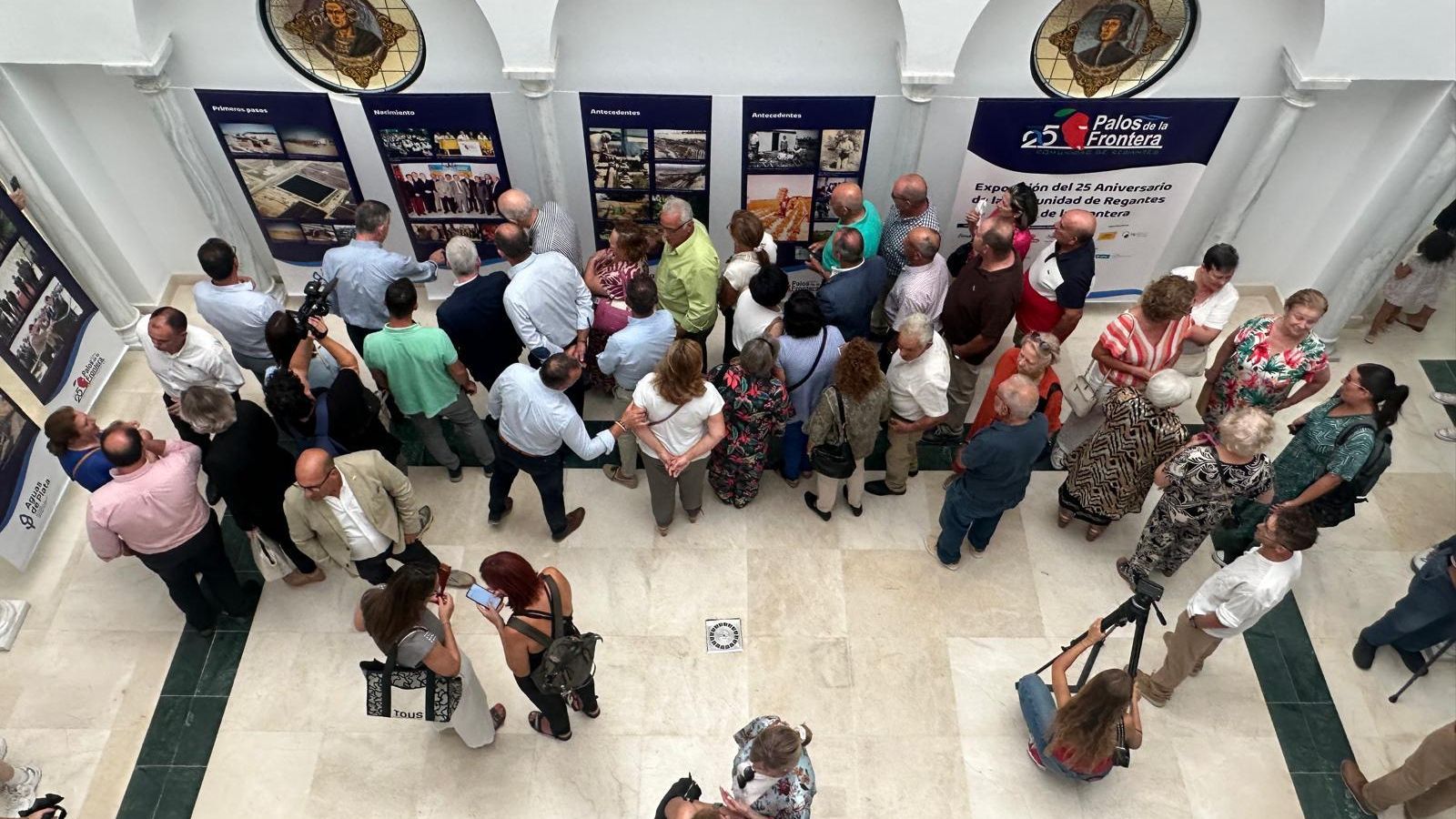 Asistentes a la inauguración de la exposición de la Comunidad de Regantes de Palos de la Frontera.