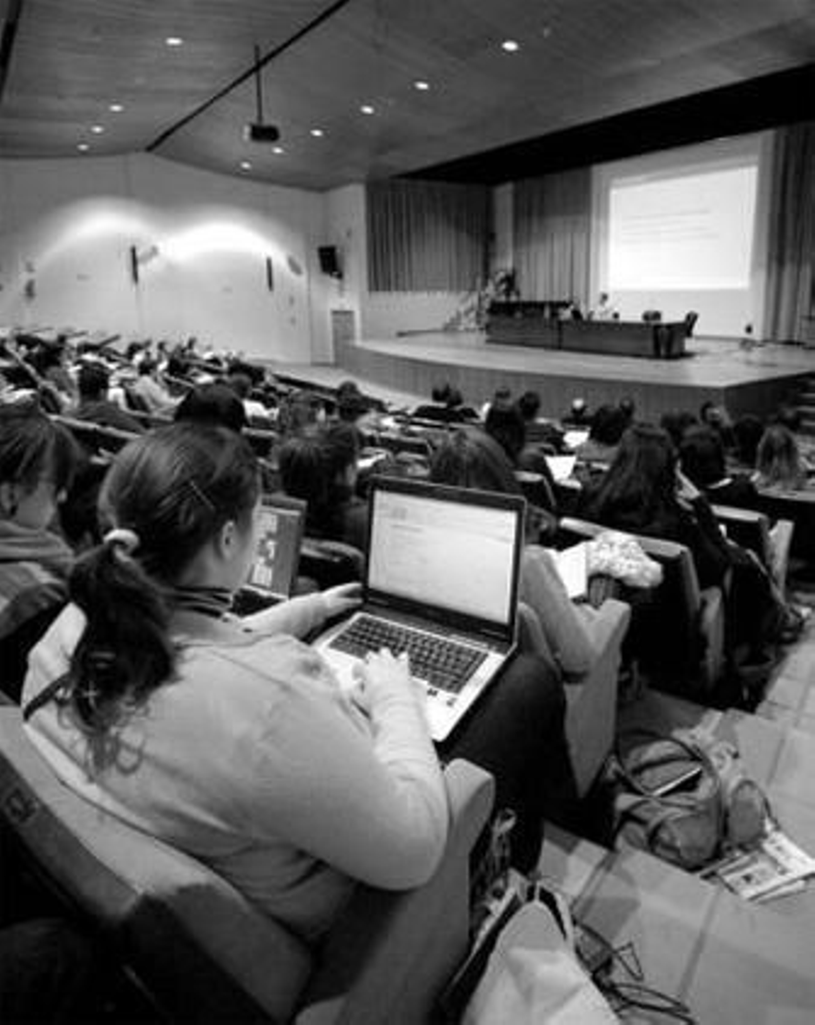 El ordenador era una herramienta más en la ponencia de Javier Bezos.