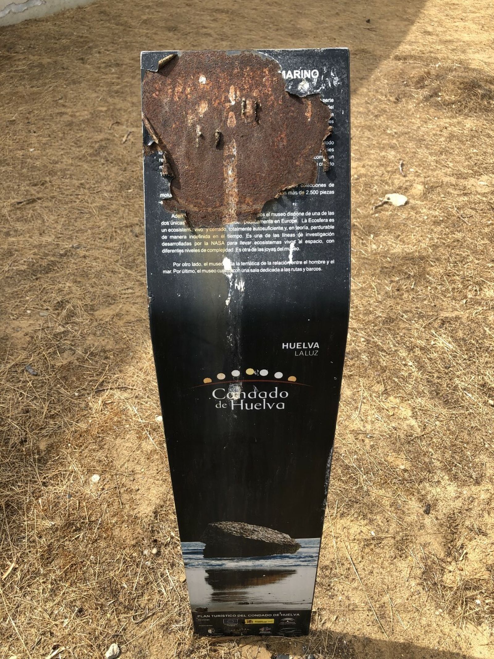 Destrozos en la cartelería