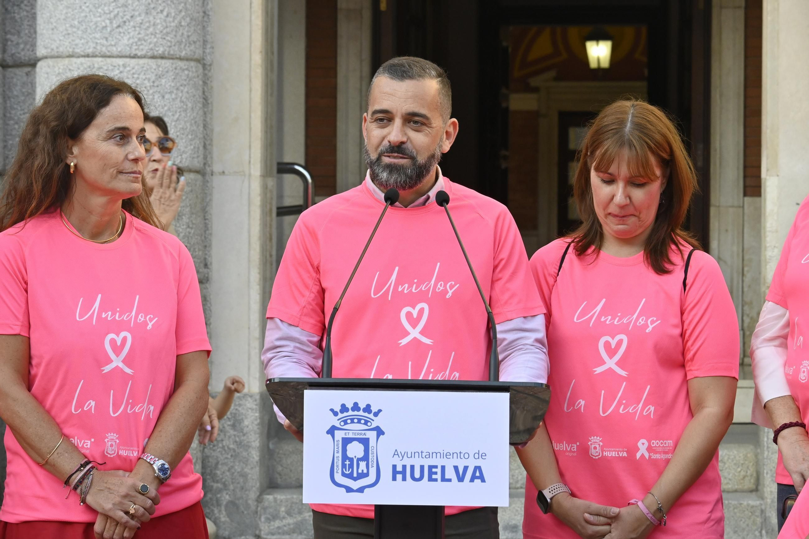 Cadena humana del día internacional del cáncer de mama