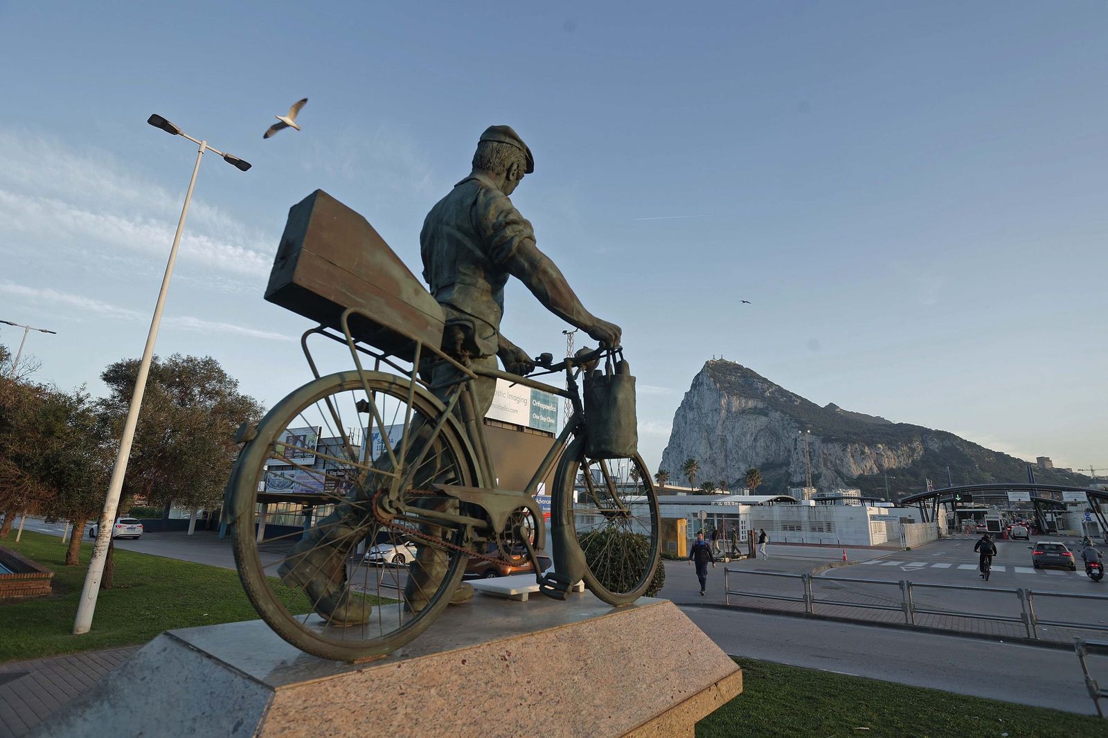 El monumento al trabajador transfroterizo y, al fondo, el Peñón.