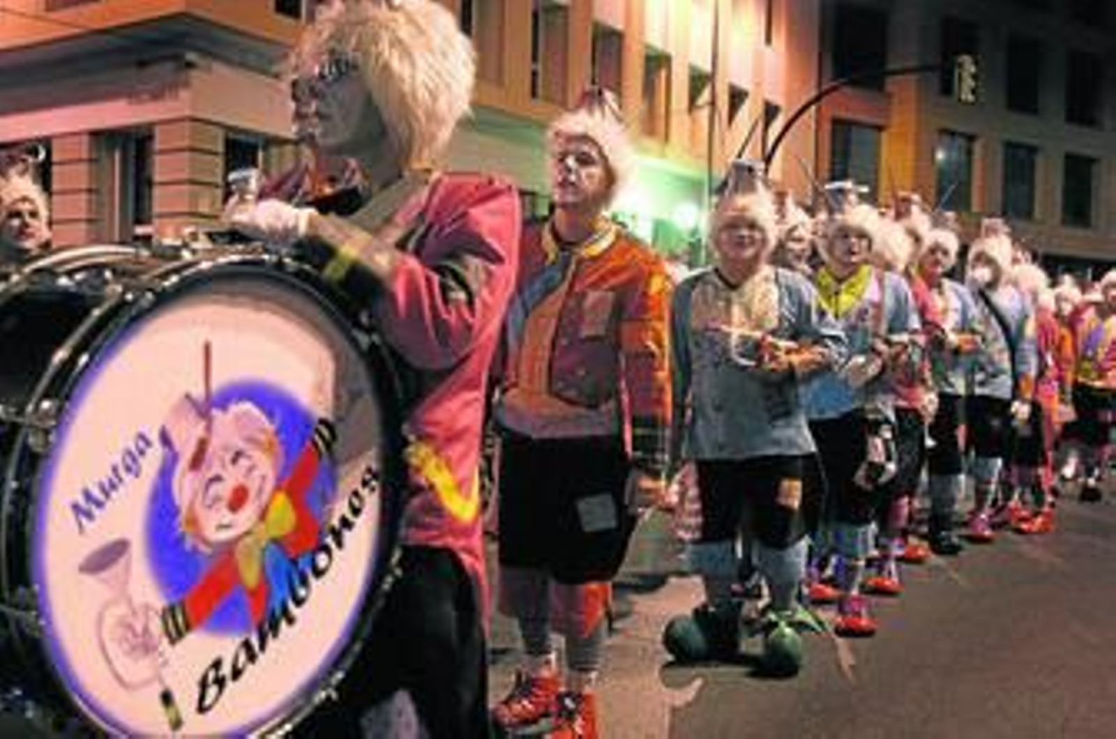 La murga 'Los bambones' en Cádiz durante el desfile por la Capitalidad Iberoamericana del Carnaval.