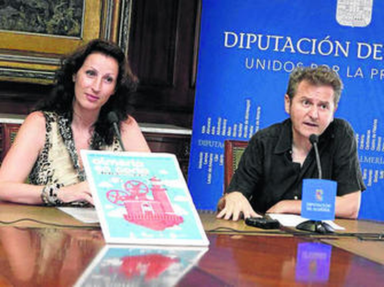 María Vázquez con el director del Festival, Luis Serrano.