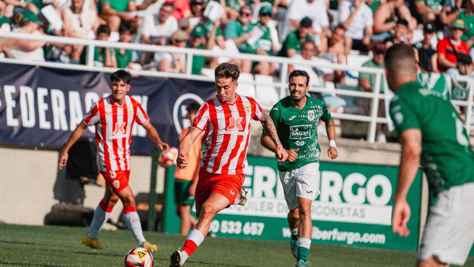 El lateral diestro Peñalver se dispone a realiza un pase durante una acción del primer tiempo. El lateral diestro Peñalver se dispone a realiza un pase durante una acción del primer tiempo.