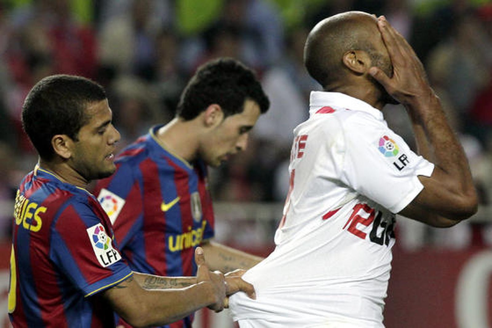 El Sevilla está más cerca de la Liga de Campeones pese a perder ante el Barcelona con diez jugadores por expulsión de Konko. / Antonio Pizarro