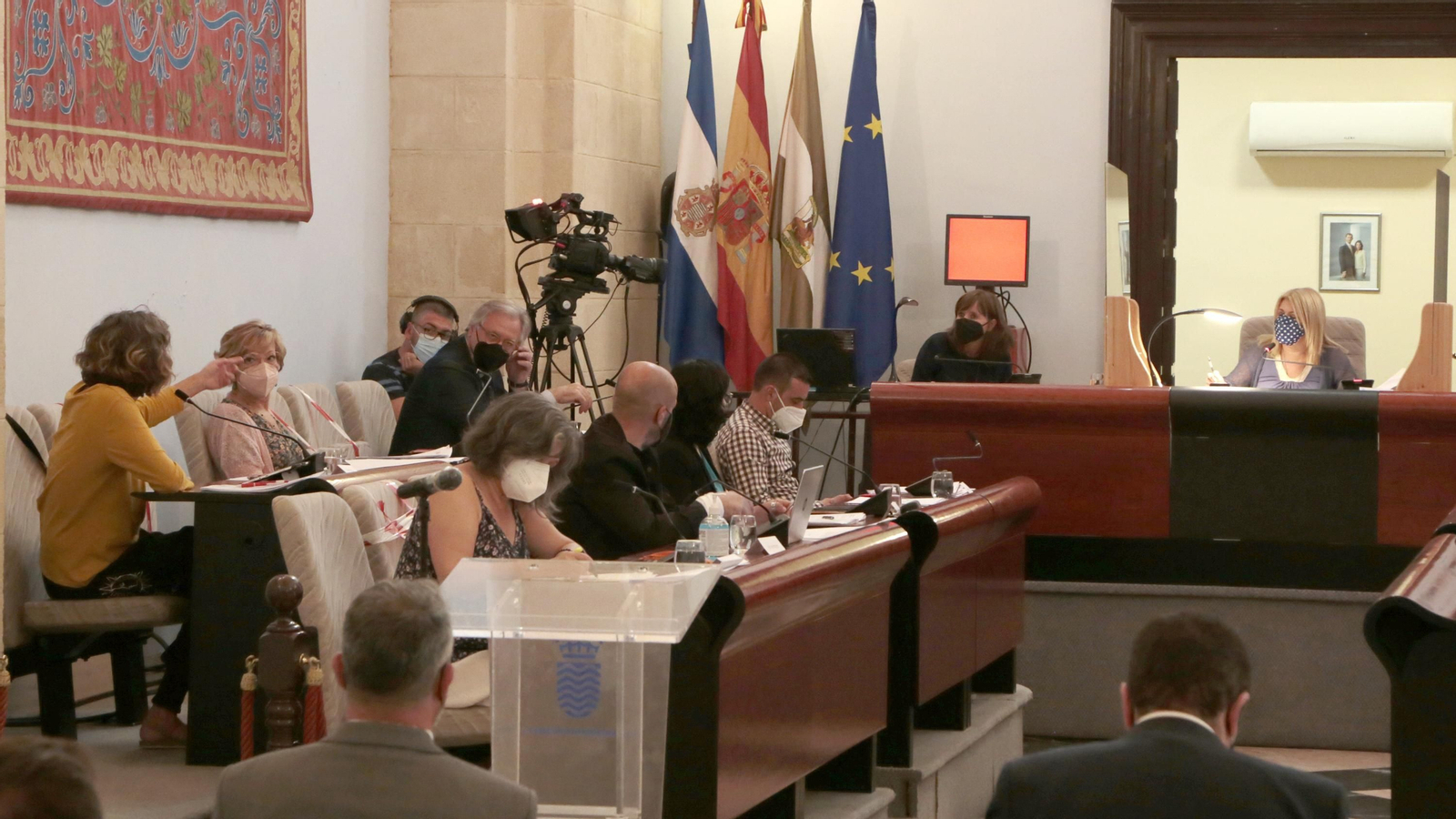 Parte del gobierno municipal con algunos miembros de la oposición durante un pleno.